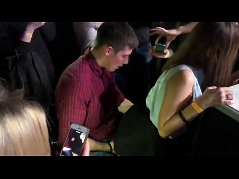 ❤️ Echter Sex in einem russischen Nachtclub. 18-jährige russische Mädchen in den Anus und Vagina gefickt in einem Nachtclub ️ Fuck video bei de.porngifmag.ru ﹏